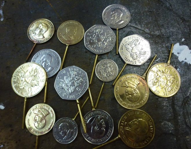 Münzen mit gelöteten Stielen