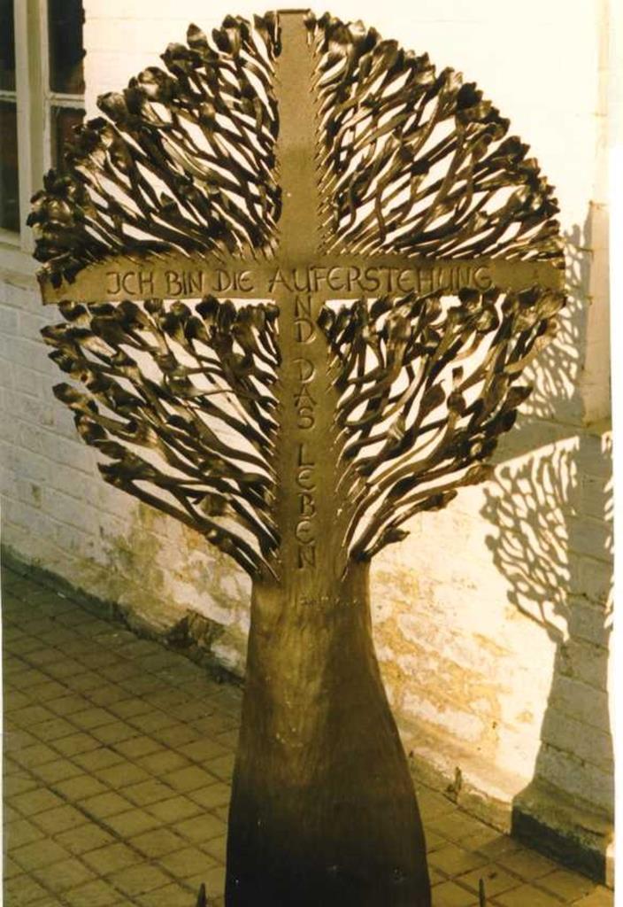 Grabkreuz Baum