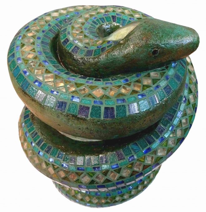 Mosaikskulptur mit Schlange