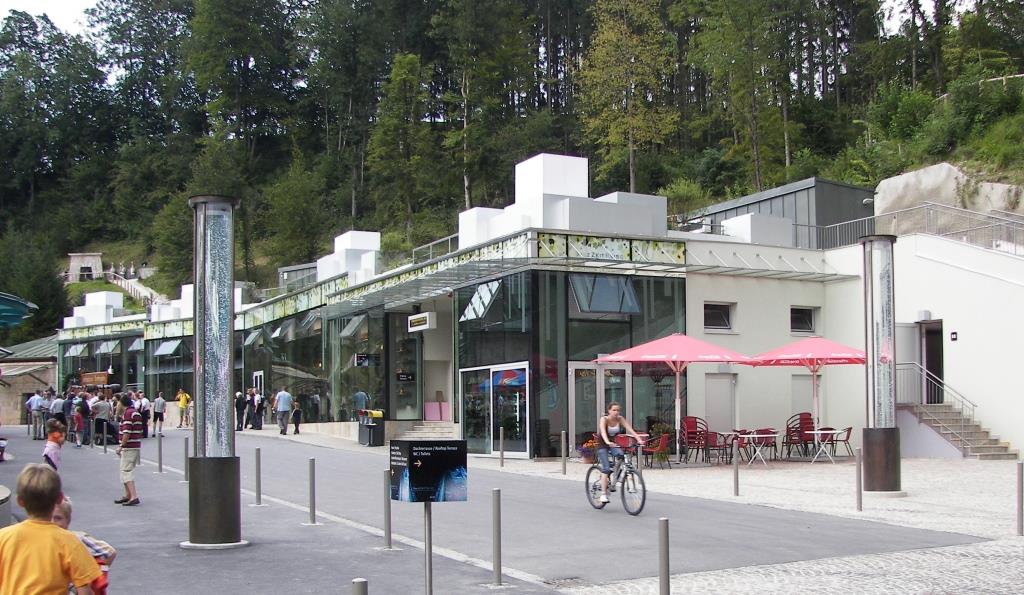 Wasserführende Stelen vor dem Salzbergwerk in Berchtesgaden