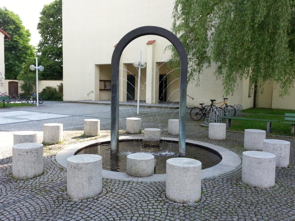 Brunnen vor der Barbara-Kirche in Peißenberg