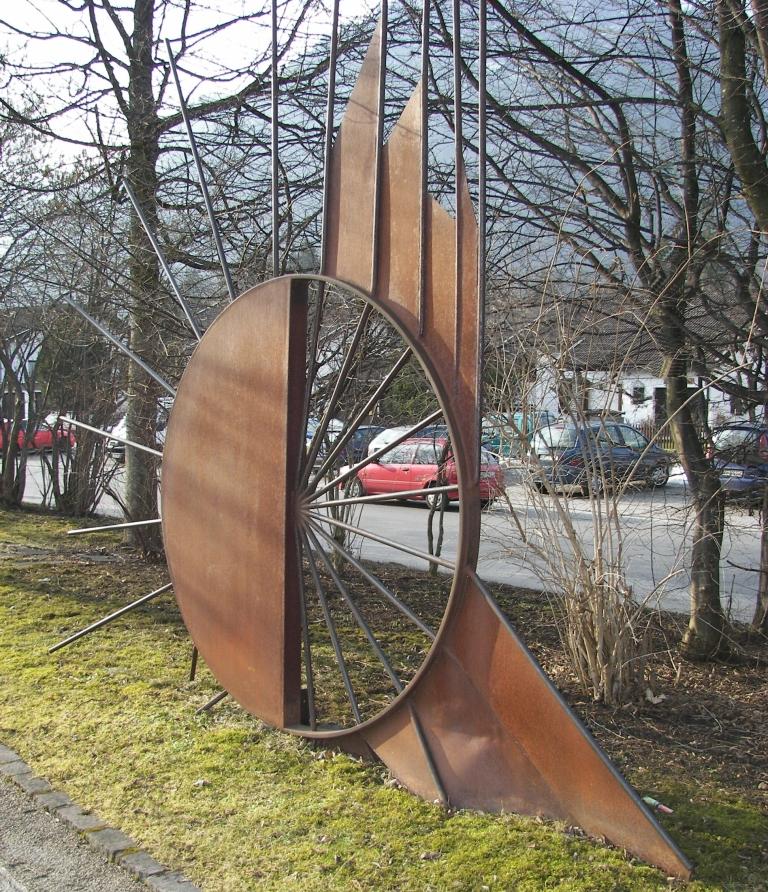 Polarität heist diese Cor-Ten-Stahl Skulptur