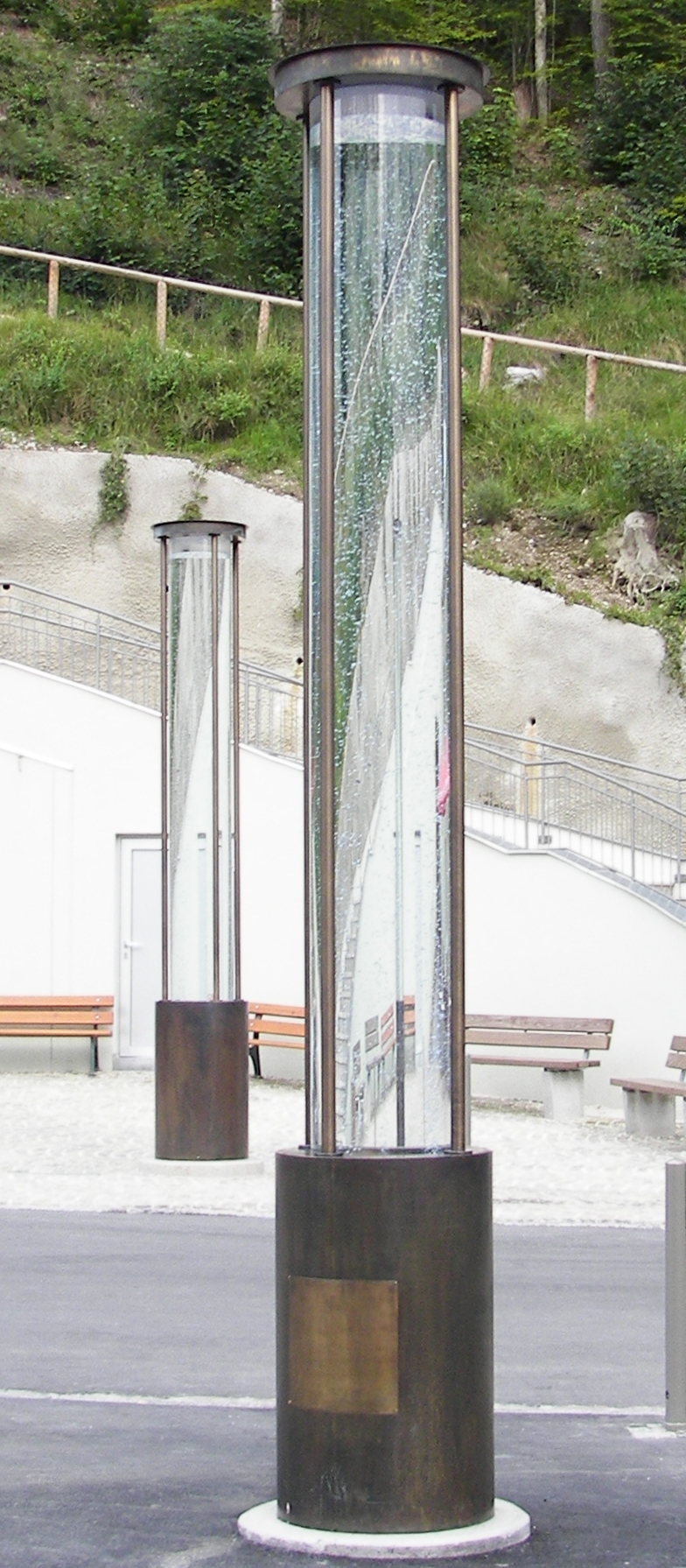 Wasserführende Stelen vor dem Salzbergwerk in Berchtesgaden